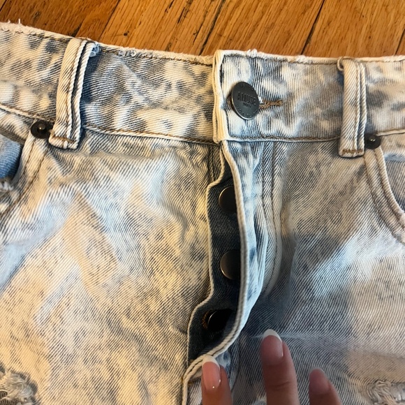 Amuse Society Lightwash Denim Shorts - Picture 5 of 7